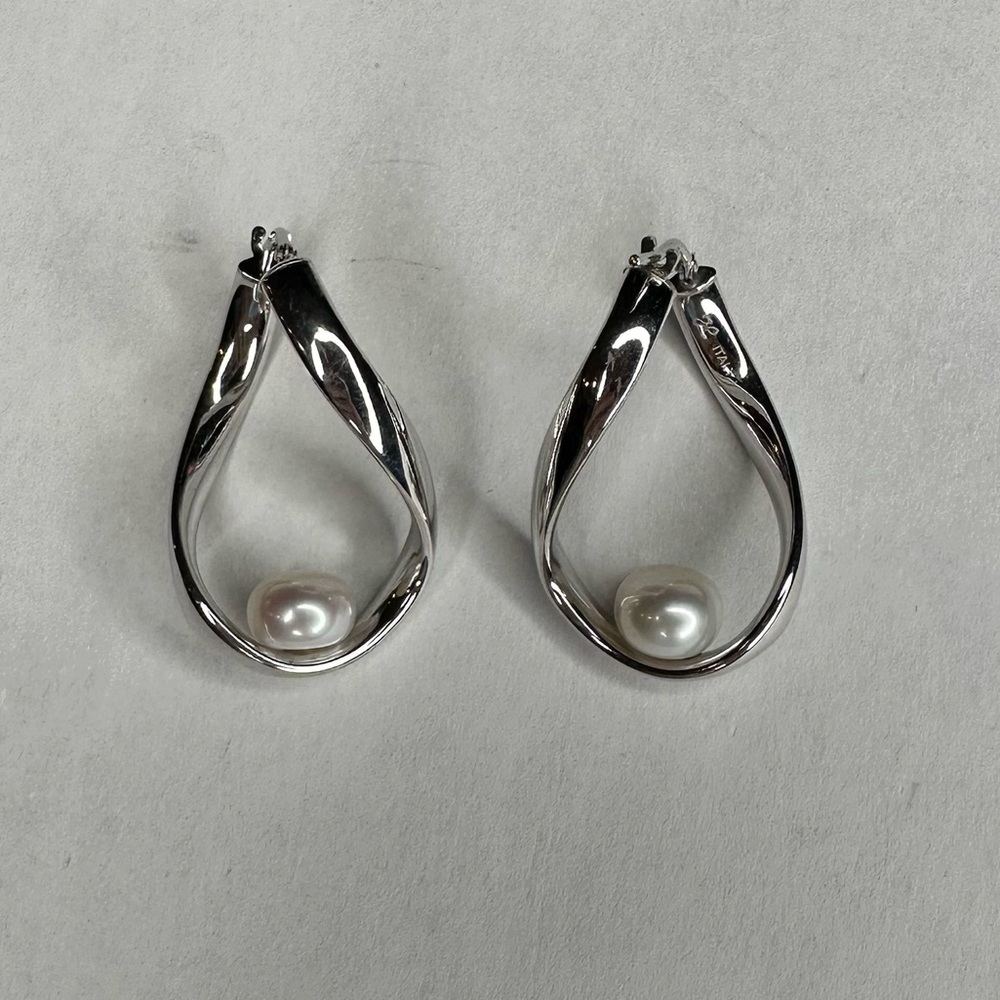 Womens pair of silver and Pearl‎ geometric dangle earrings